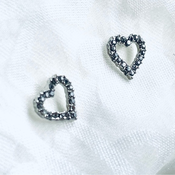NWT Fashion Shiny Heart Stud Earrings - Comes in a Box - Picture 1 of 15
